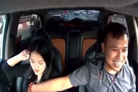 Tài xế quấy rối ngực phụ nữ xinh đẹp