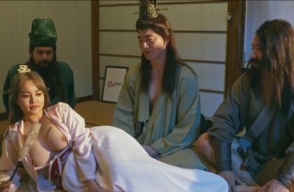 Ba anh em Lưu Quan Trương vui vẻ hưởng thụ thú vui tập thể rất sướng