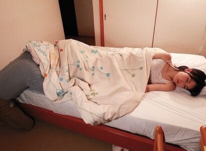 Em gái lớn đã trưởng thành, chú thấy cơ bụng ngon liền gạ chịch