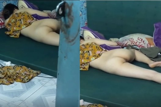 Quay lén clip quần áo trong nhà hàng xóm, thấy bướm lộ hàng