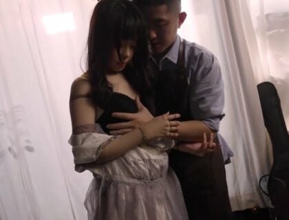 Giữa khuya, nghệ nhân khiêu dâm khám phá những khát khao với bạn tình tự tay chế tác.