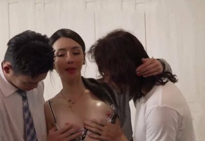 Người mẹ vú căng tràn được chiêu đãi bởi hai cậu con trai